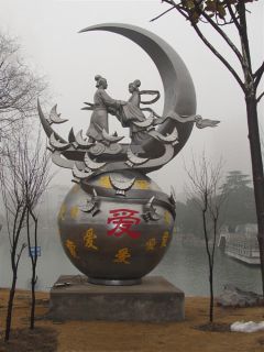 不銹鋼烤漆雕塑為什么要上氟碳漆？