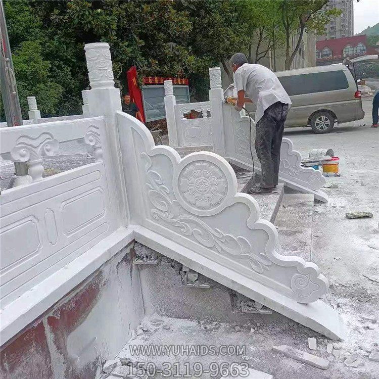 漢白玉旗臺(tái)欄板欄桿安裝，細(xì)節(jié)打磨處理雕塑