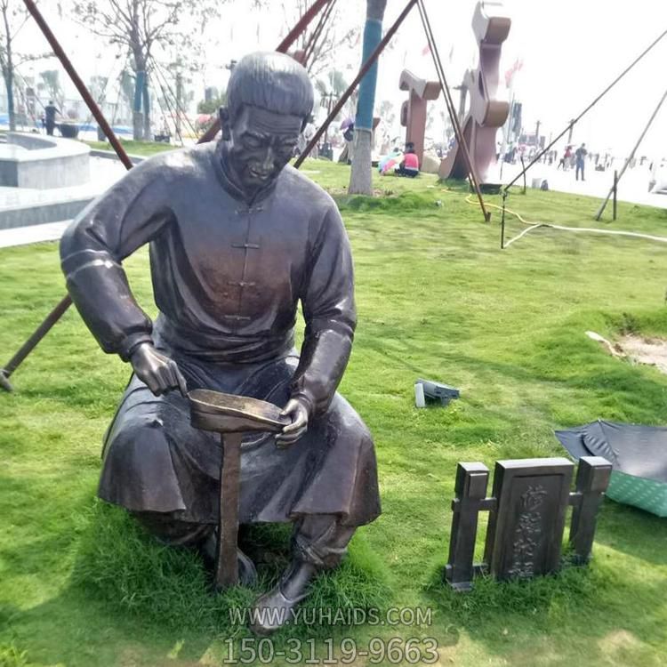 戶(hù)外園林玻璃鋼仿銅修鞋匠人物景觀雕塑