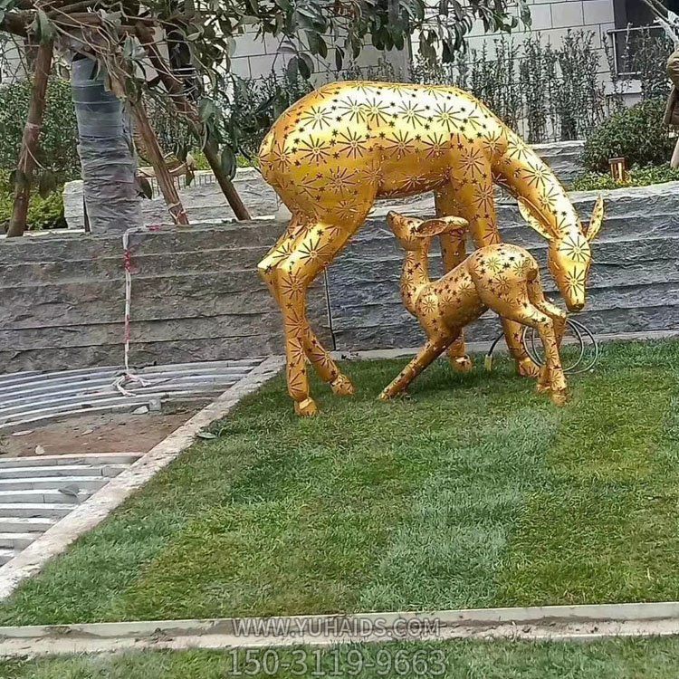 不銹鋼鏤空母子鹿，金色梅花鹿雕塑
