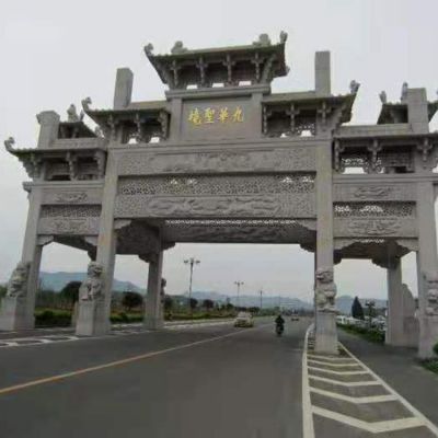 城市街道擺放大型仿古復(fù)式青石三門(mén)五樓石牌坊