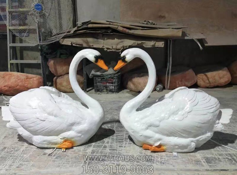 小區(qū)戶(hù)外景觀玻璃鋼愛(ài)心天鵝雕塑