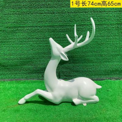 白色的梅花鹿，臥姿，仰頭，可上色