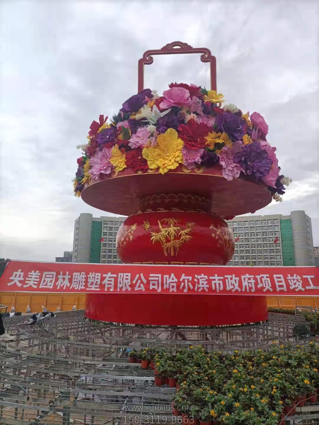 戶(hù)外景區(qū)廣場(chǎng)玻璃鋼彩繪迎接國(guó)慶大花籃雕塑