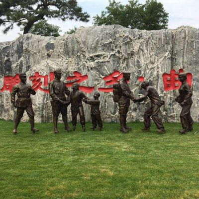 玻璃鋼仿銅人物，八路軍和鄉(xiāng)親握手的景觀擺件