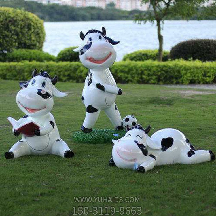 玻璃鋼噴漆卡通奶?？磿?踢足球趴著玩耍幼兒園組合小品雕塑