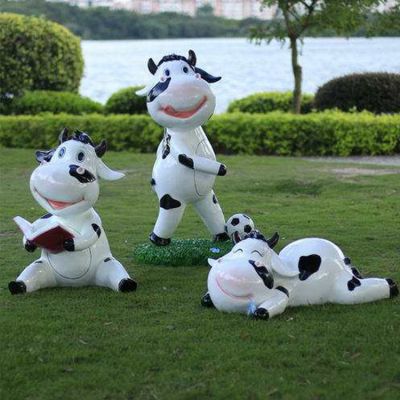 玻璃鋼噴漆卡通奶?？磿?踢足球趴著玩耍幼兒園組合小品
