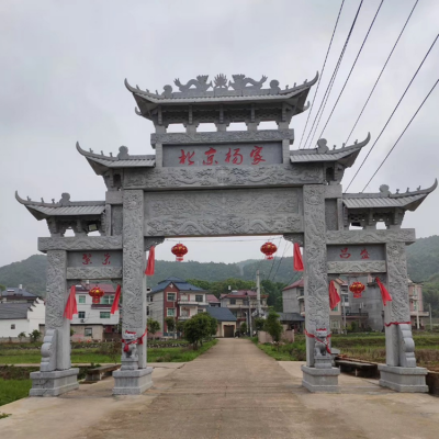 村口花崗巖石雕牌樓，三間四柱多層石牌坊