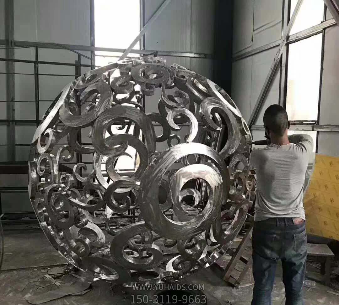 不銹鋼鏤空抽象景區(qū)戶(hù)外球體雕塑