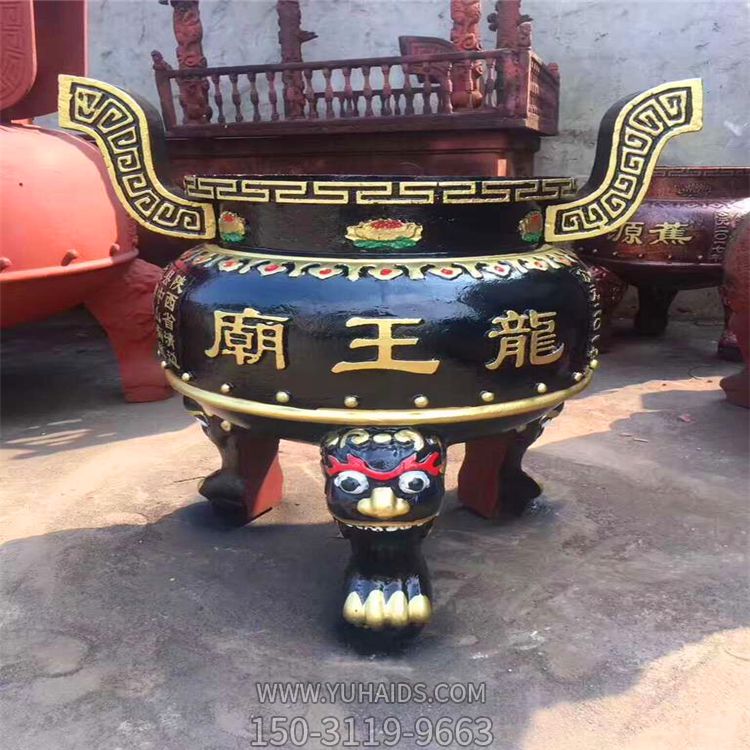 寺廟戶(hù)外擺放彩繪漆金圓形香爐雕塑