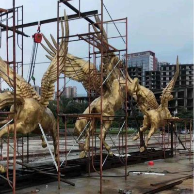金色馬群，帶翅膀的飛馬雕塑