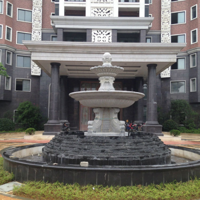 辦公大樓大門前的噴泉水缽，雙層石雕流水缽