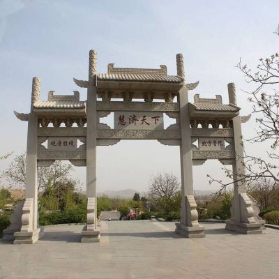 砂巖浮雕鏤空刻字景區(qū)入口擺放仿古建三門(mén)牌坊