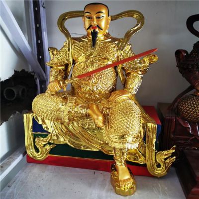 金色鎏金真武大帝銅像，單手持劍一腳盤坐一腳著地的真武祖師塑像