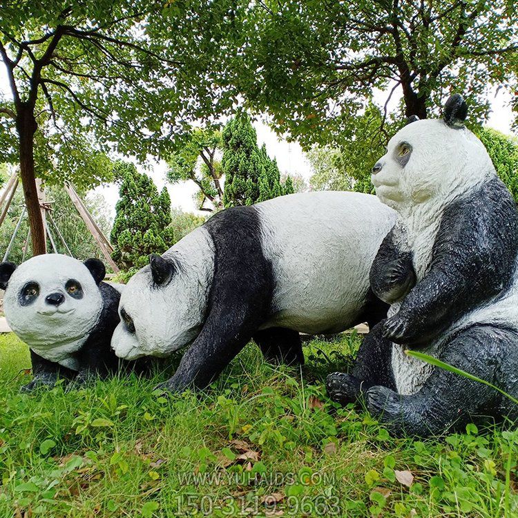 玻璃鋼熊貓雕塑，園林草叢動物擺件