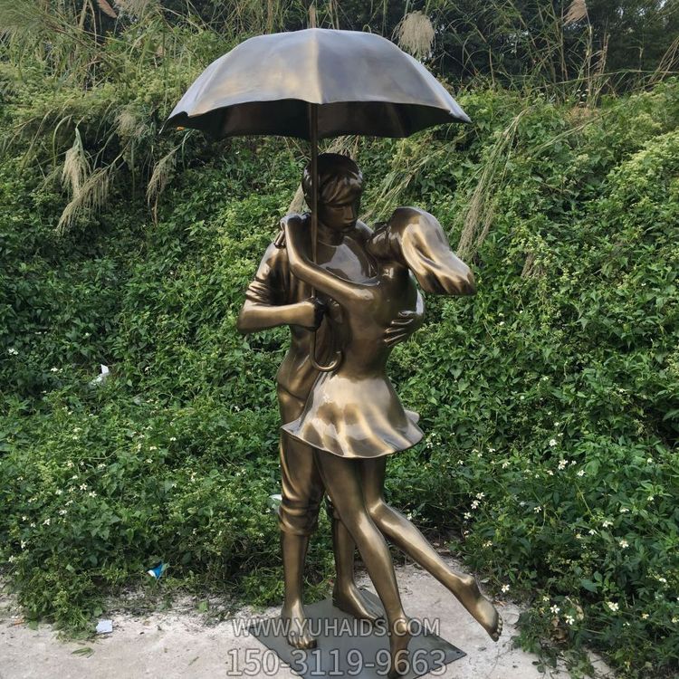 玻璃鋼情侶雕塑，撐傘擁抱的小情侶