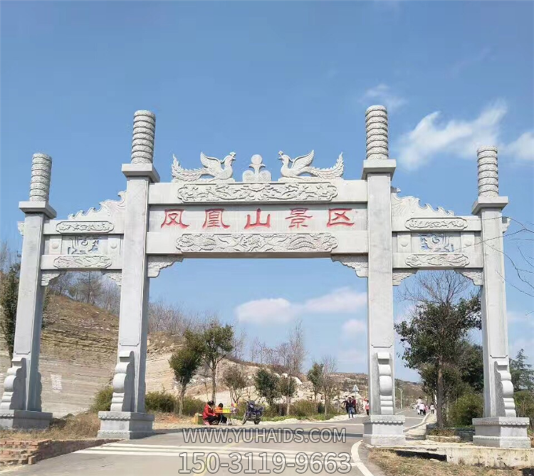 景區(qū)入口石牌坊，沖天式三間四柱牌坊雕塑