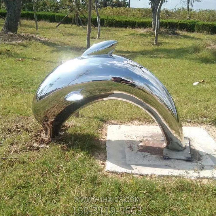 鏡面不銹鋼海豚，園林草坪躍出地面，鉆入地底的海豚雕塑
