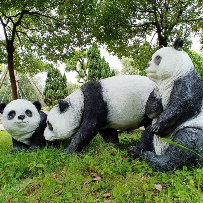 玻璃鋼熊貓雕塑，園林草叢動物擺件