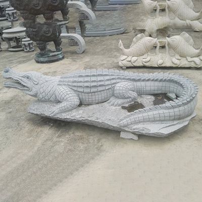 動物園戶外水池?cái)[放青石雕刻鱷魚雕塑