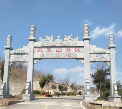 景區(qū)入口石牌坊，沖天式三間四柱牌坊