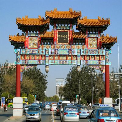 市政道路大牌坊，高跨度的彩繪石雕牌樓