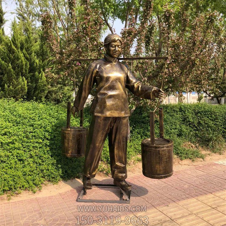 挑水的婦女，玻璃鋼仿銅勞動人物民俗生活雕塑