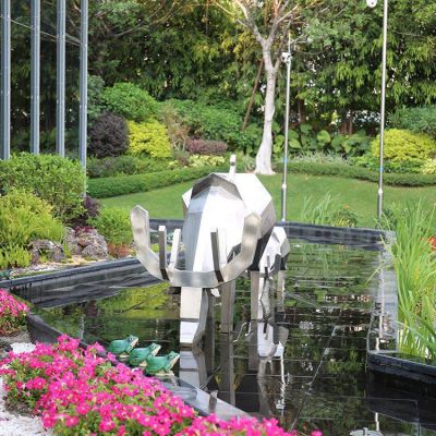 不銹鋼鹿，低頭喝水塊面梅花鹿