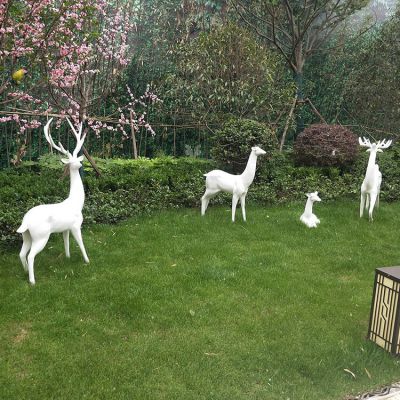 玻璃鋼白色鹿雕塑，小區(qū)園林草坪動(dòng)物擺件