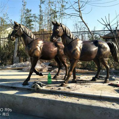 銅雕馬兒，肌肉強(qiáng)健的馬雕塑
