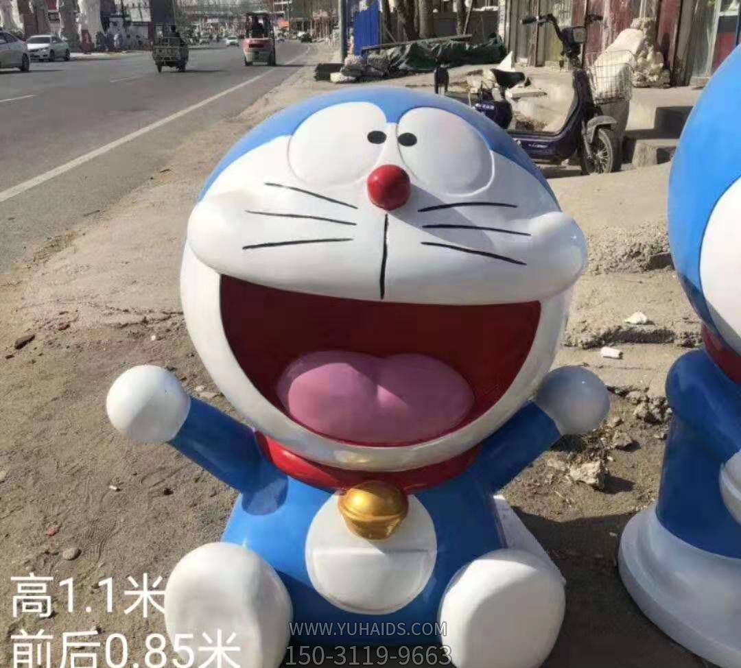 園林?jǐn)[放的開(kāi)心的玻璃鋼彩繪機(jī)器貓哆啦A夢(mèng)雕塑