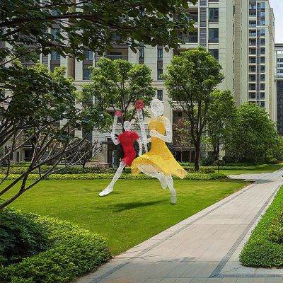 傳遞火炬，鐵藝網(wǎng)格彩色運(yùn)動(dòng)主題人物雕塑