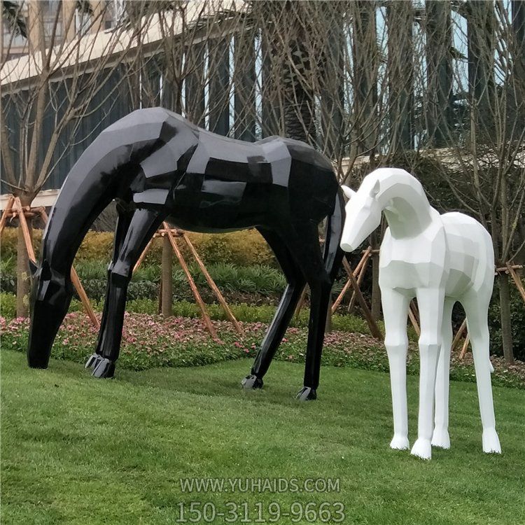 玻璃鋼馬兒，抽象塊面馬雕塑，黑白兩色，可改色