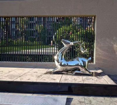 抬頭跪地鹿雕塑，地產(chǎn)售樓部鏡面不銹鋼鹿動物擺件