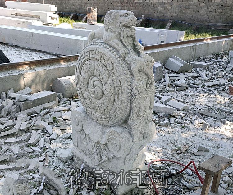 石雕門(mén)墩，門(mén)口擺放的花崗巖材質(zhì)抱鼓石