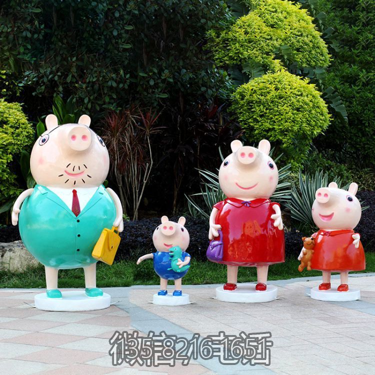 廣場(chǎng)戶外玻璃鋼卡通小豬佩奇一家人雕塑
