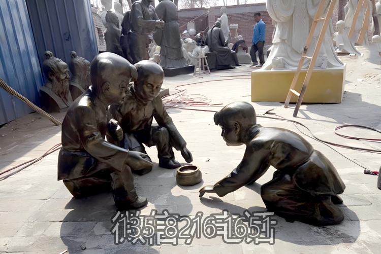 童趣景觀擺件戶(hù)外玻璃鋼仿銅斗蛐蛐的兒童雕塑