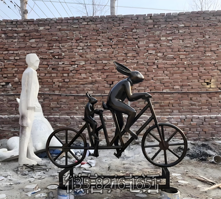 騎雙人自行車(chē)的卡通兔子父子
