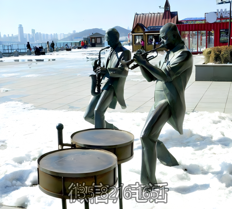 廣場(chǎng)吹奏樂(lè)器的人物銅雕吹奏雕塑
