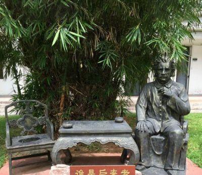園林戶(hù)外玻璃鋼仿銅西方名人景觀(guān)發(fā)明家愛(ài)因斯坦雕塑