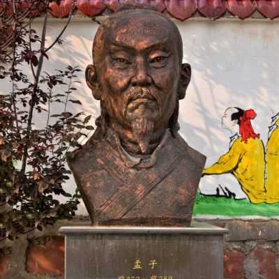 公園廣場(chǎng)擺放戰(zhàn)國時(shí)期著名思想家孟子半身像紫銅雕塑