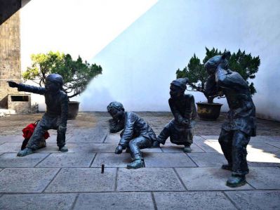 景觀戶(hù)外玻璃鋼仿銅放鞭炮的兒童組合小品雕塑