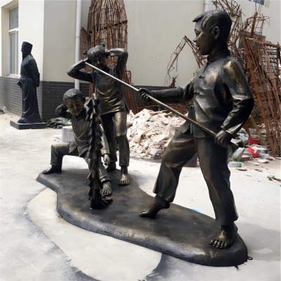 民俗文化童趣景觀(guān)戶(hù)外園林?jǐn)[件玻璃鋼仿銅放鞭炮的兒童雕塑