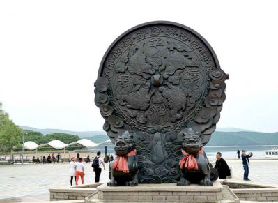大型鑄銅銅鏡景觀(guān)雕塑