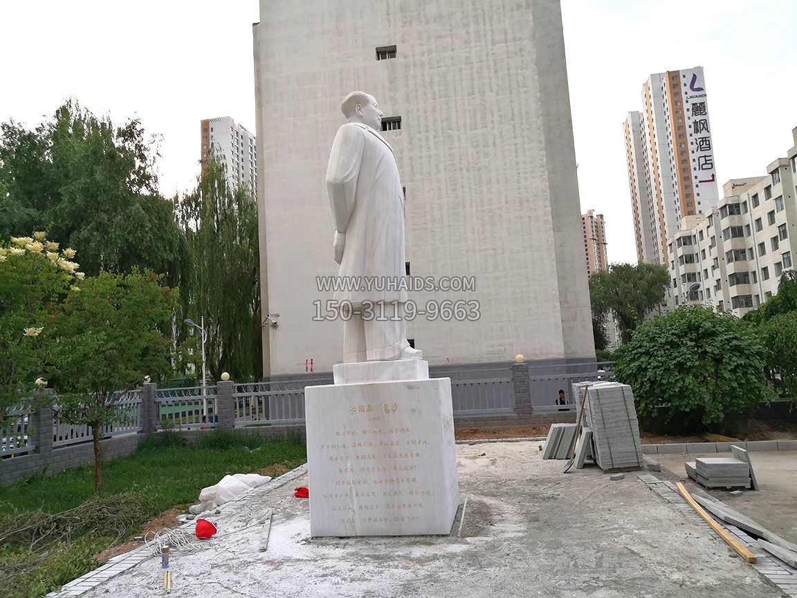 青海石油博物館，漢白玉毛主席石雕像，側(cè)視效果