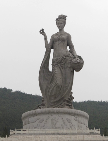 神女：總高51.9米，由1160塊花崗石構(gòu)成，自重1000多噸的茶山神女